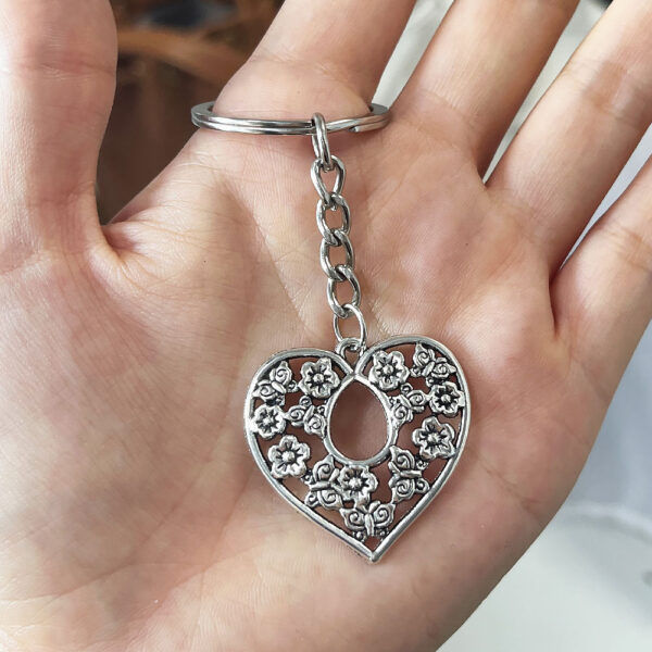 oly-b2f24b38400c484bc40543ae939183ac Wholesale Retro Flower Heart Keychain Pendant Silver Zinc Alloy Fashion Accessory for Car Keys