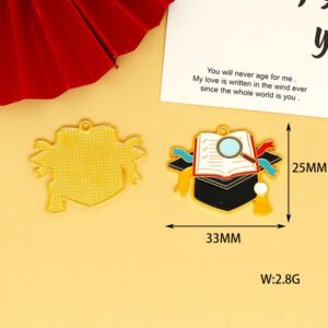 4 magnifying glass bachelor’s cap / Y