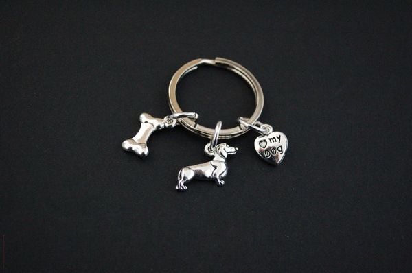 Wholesale Alloy Dachshund Heart Bone Keychain Stylish Dog Keychain for Car Keys or Bag Charm Boutique Resale