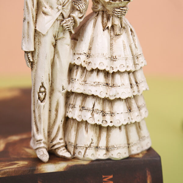 Wholesale White Resin Skeleton Couple Ornament for Home Decor and Halloween