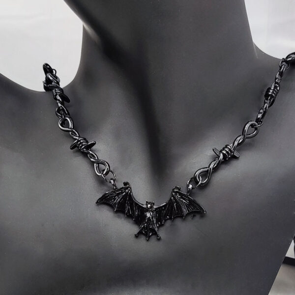Wholesale Alloy Gothic Thorn Chain Necklace Vintage Bat Pendant Jewelry Accessory Trendy Gift for Halloween or Everyday Wear