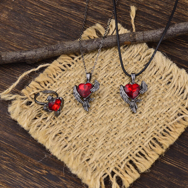 oly-c4e7ef28eb06d45e40759974e2c3bed7 Wholesale Vintage Dark Raven Ruby Heart Pendant Necklace and Ring Set Zinc Alloy Fashion Accessory for Resale