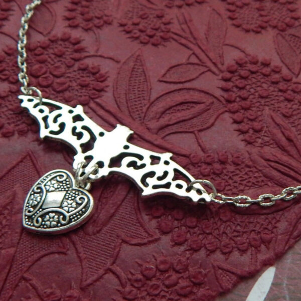 Wholesale Alloy Hollow Bat Pendant Necklace Chic Heart Shape Jewelry Accessory for Women