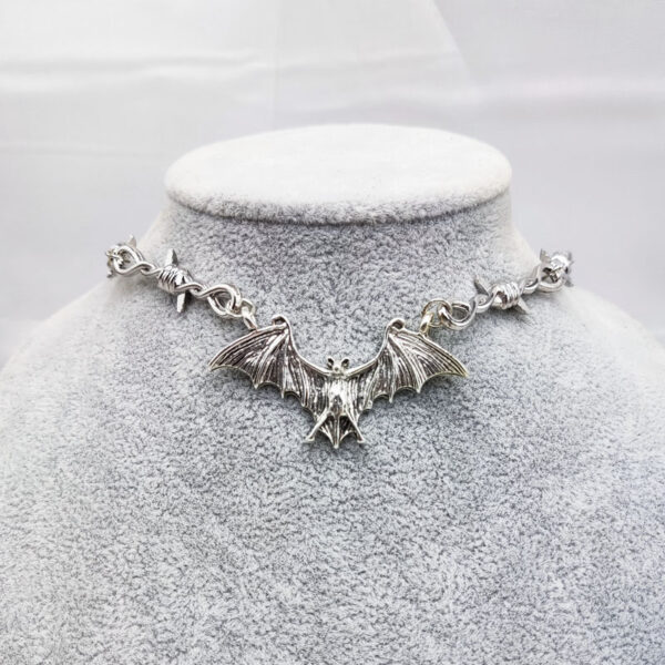 Wholesale Alloy Gothic Thorn Chain Necklace Vintage Bat Pendant Jewelry Accessory Trendy Gift for Halloween or Everyday Wear