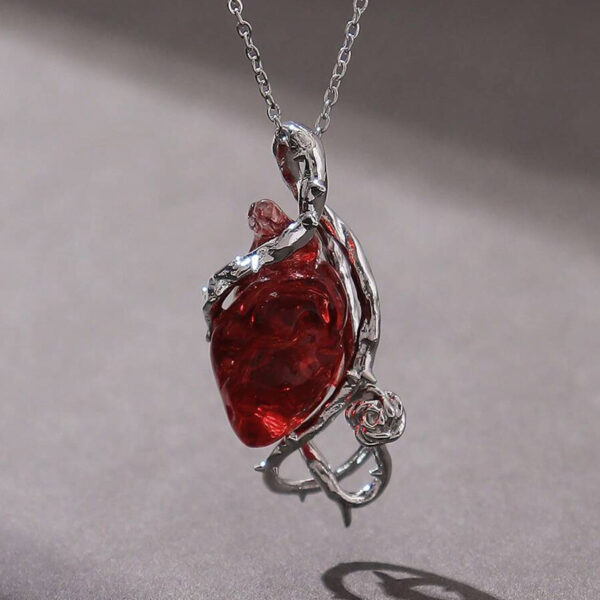 Wholesale Vintage Gothic Heart Necklace with Thorn Vine Flower Pendant Dark Gothic Jewelry Accessory for Resale