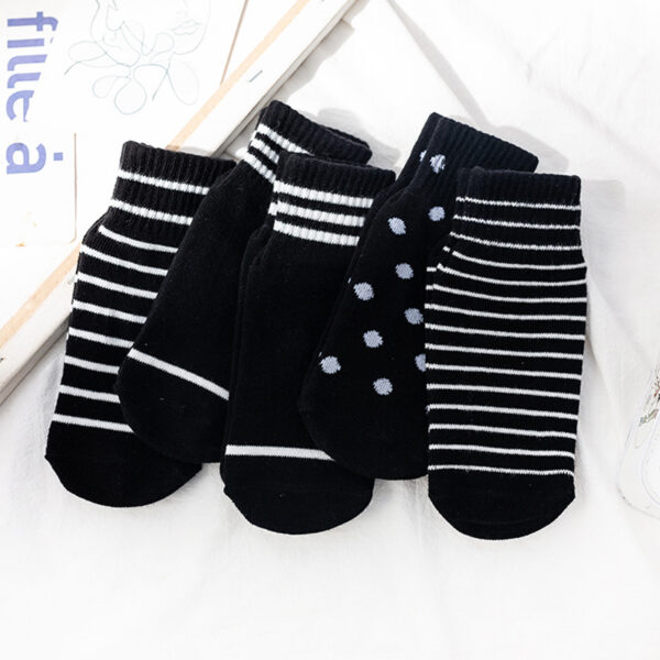 oly-cf5d0af47c52ed39864617b4993d3b07 Wholesale Women's Cotton Black White Striped Anti slip Mid calf Socks Winter Fashion Accessory