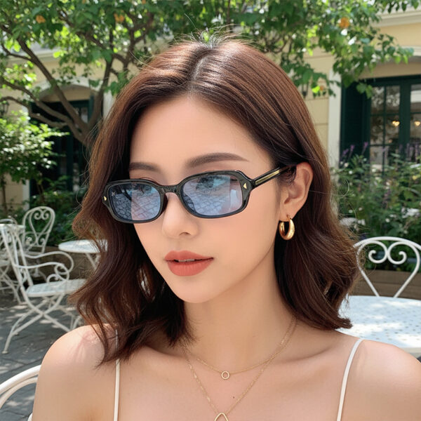 Wholesale Retro Square Frame Rivet Sunglasses Women UV400 Sun Protection Fashion Accessory