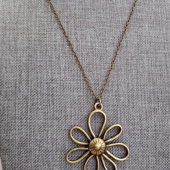 oly-dad695b9df30a9c0cf4baf883271486d Wholesale Ancient Gold Alloy Flower Pendant Necklace for Women Gift Jewelry Accessory