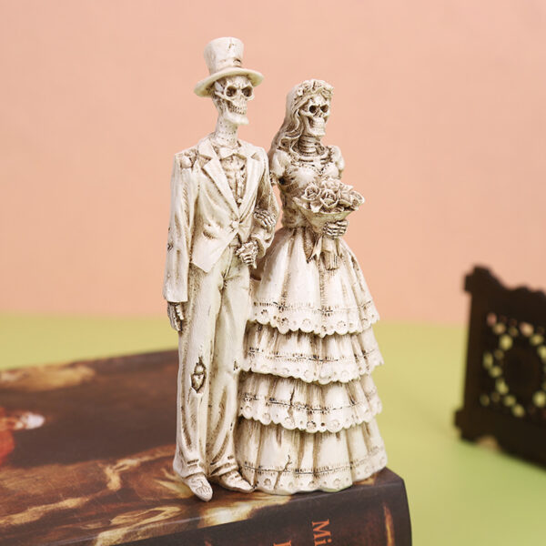 Wholesale White Resin Skeleton Couple Ornament for Home Decor and Halloween