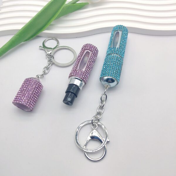 oly-df42c1c9c62ba593878e424ab24e9174 Wholesale Fashion 5ml Refillable Perfume Spray Bottle Keychain Rhinestone Metal White Gift