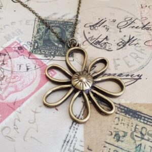 Wholesale Ancient Gold Alloy Flower Pendant Necklace for Women Gift Jewelry Accessory