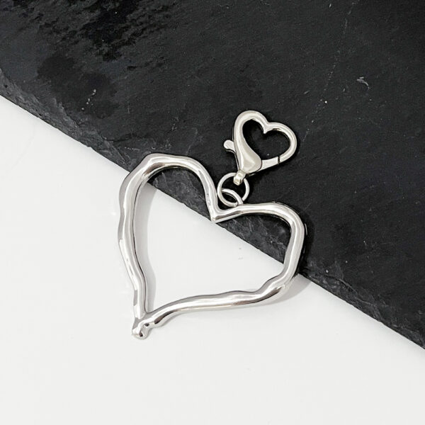 Wholesale Zinc Alloy Heart Keychain Pendant Irregular Hollow Design Bag Charm Fashion Accessory for Boutique Resale
