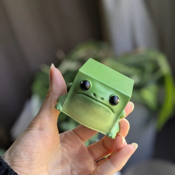 Wholesale Ugly Cute Frog Resin Figurine Decorative Desk Accent for Boutique Resale