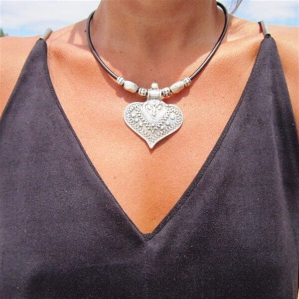 oly-0256b12f59224d0e239c11394583b14c Wholesale Leather Rope Retro Heart Pendant Necklace With Silver Tone Alloy Charm Trendy Women S Jewelry Gift