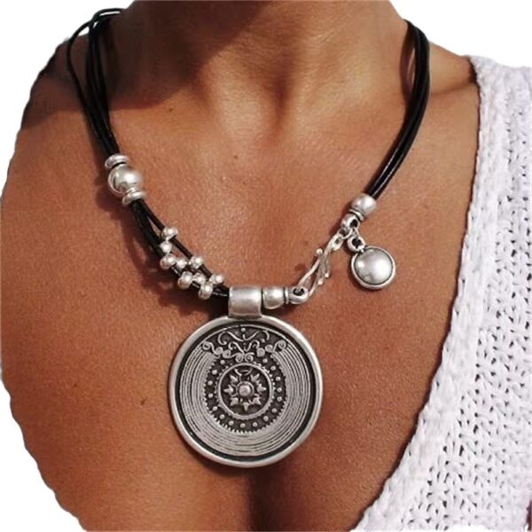 Wholesale Bohemian Round Disc Alloy Pendant Necklace Chic Fashion Accessory Gift For Boutique Resale
