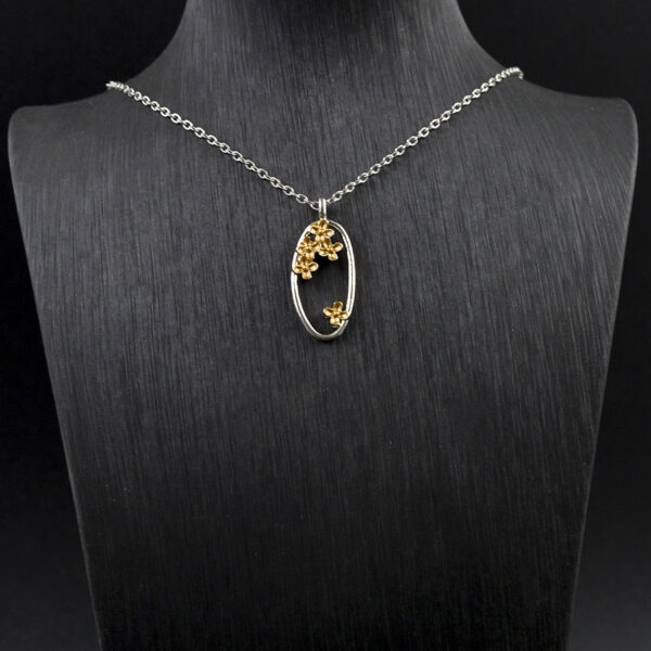 oly-0669991e776d79a7e0881400eb9f7e22 Wholesale Elegant Oval Hollow Flower Pendant Necklace Fashion Jewelry Accessory For Boutique Gift Resale