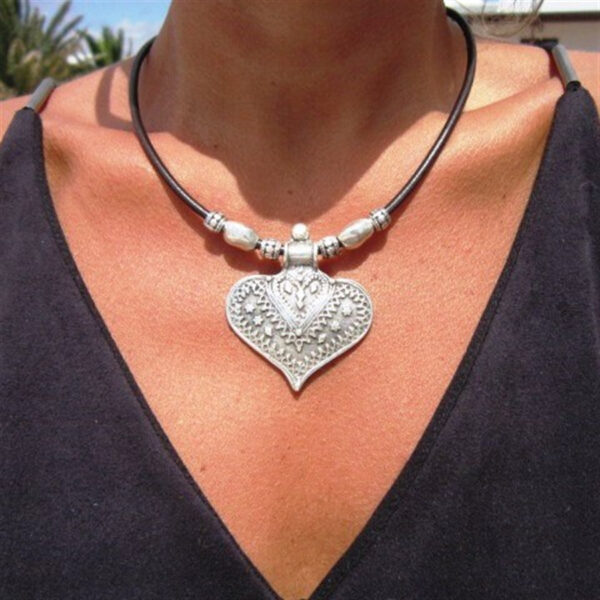 oly-06cea200c59c4060882d5b28873b04a3 Wholesale Leather Rope Retro Heart Pendant Necklace With Silver Tone Alloy Charm Trendy Women S Jewelry Gift