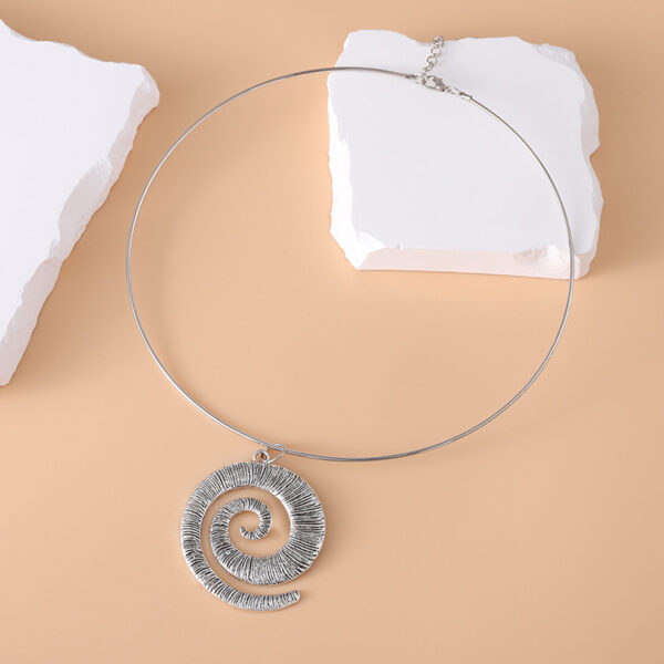 Wholesale Trendy Retro Geometric Spiral Pendant Necklace Antique Silver Finish Zinc Alloy Hollow Donut Design Fashion Jewelry Accessory