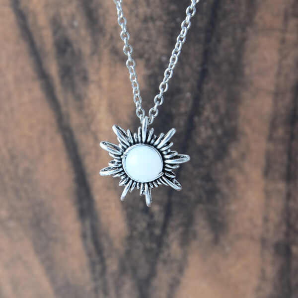 Wholesale Antique Silver Sunflower Pendant Necklace Moonstone Clavicle Chain Vintage Chic Fashion Accessory For Women Boutique Resale