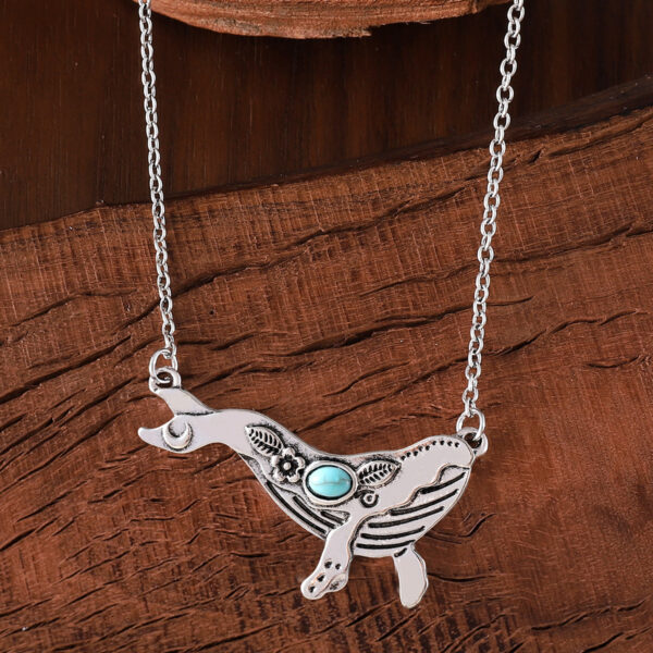 Wholesale Retro Whale Pendant Necklace With Turquoise Accent Antique Silver Finish Bohemian Jewelry Accessory For Gift