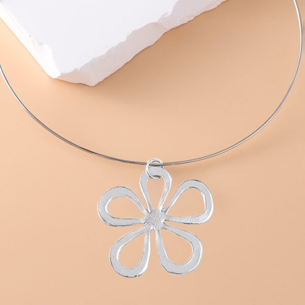 oly-34cf31e828caf7bad27148a710a6ad7a Wholesale Retro Geometric Flower Choker Necklace Antique Silver Hollow Circle Design Fashion Decorative Jewelry Boutique Gift