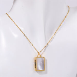 Gold-rectangular necklace (magnetic buckle)