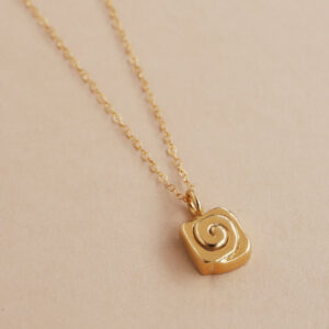 Cinnamon roll (necklace)