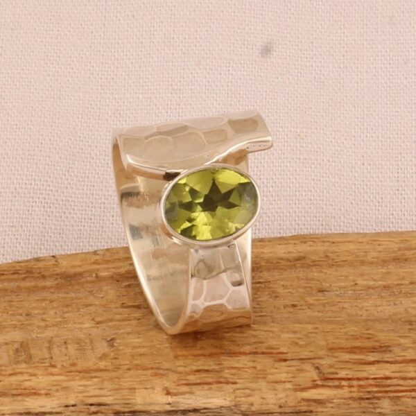Wholesale Retro Hammered Green Gemstone Ring For Women Silver Alloy Fashion Jewelry Accessory Casual Everyday Wear