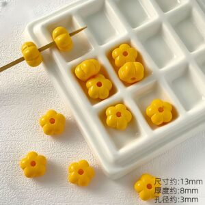 06-yellow / Size is about 13*13mm, aperture is about 2.8