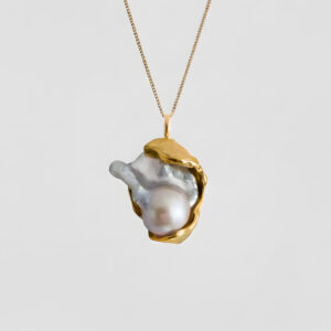Gold-plated shell-shaped pearl necklace