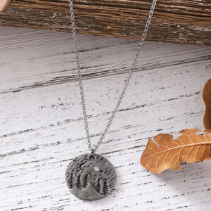 Wholesale Vintage Moon Pendant Necklace Forest Mountain Nature Disk Design Antique Silver Finish Fashion Jewelry Accessory For Casual Gift Boutique Resale