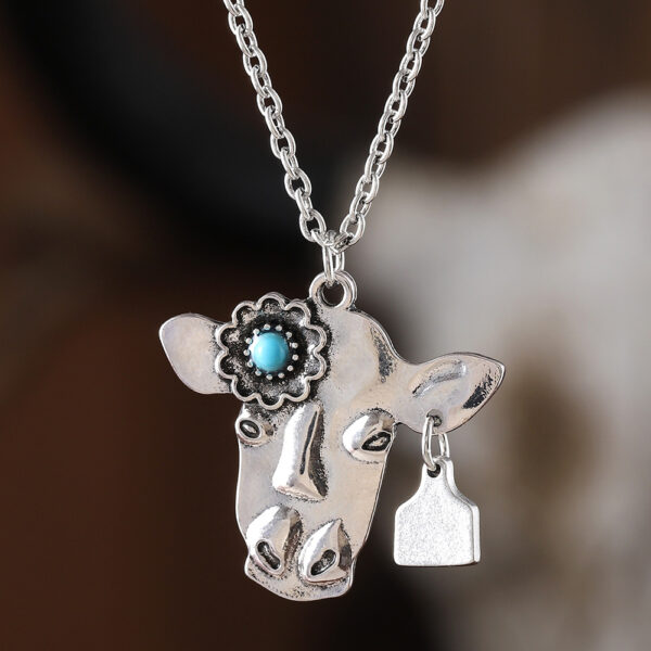 Wholesale Ancient Silver Tone Zinc Alloy Bohemian Turquoise Bull Head Pendant Necklace Vintage Chic Jewelry For Gift Resale