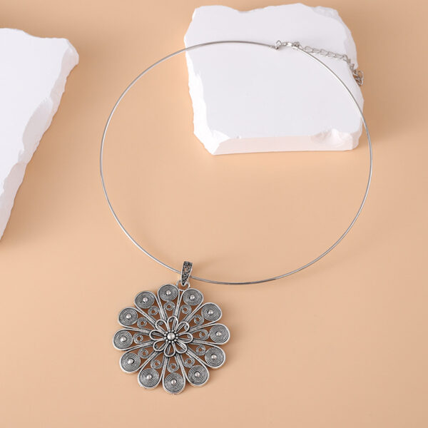 Wholesale Ancient Silver Zinc Alloy Flower Pendant Choker Necklace Fashion Accessory For Gift Boutique Resale