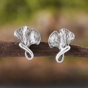 A pair of earrings*