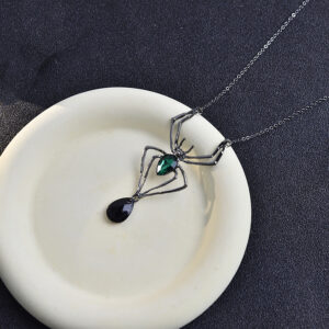 Wholesale Stylish Spider Pendant Necklace Creative Emerald Insect Design Zinc Alloy Collarbone Chain Boutique Resale