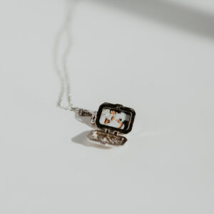 Steel color opening and closing necklace