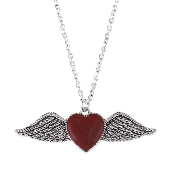 Wholesale Zinc Alloy Electroplated Gothic Heart Wings Necklace Retro Collarbone Chain For Women Fashion Jewelry Accessory