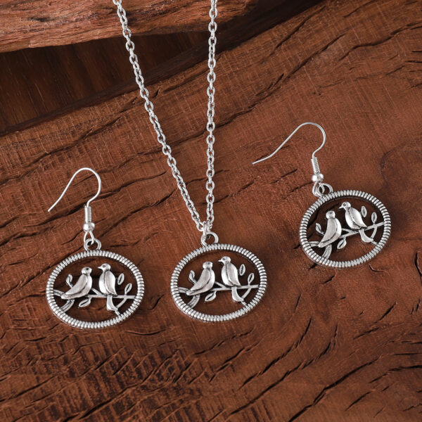 Wholesale Trendy Geometric Circle Hollow Bird Pendant Earrings Necklace Set Retro Alloy Jewelry Boutique Resale