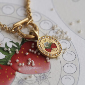 Gold u-shaped buckle strawberry necklace