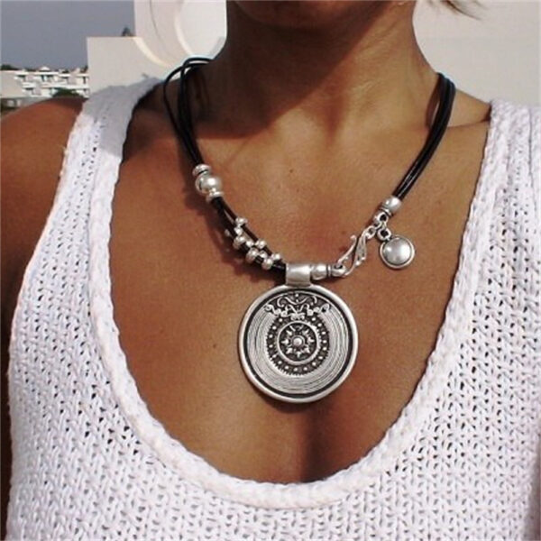 Wholesale Bohemian Round Disc Alloy Pendant Necklace Chic Fashion Accessory Gift For Boutique Resale