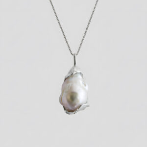 Silver necklace with special-shaped pearls