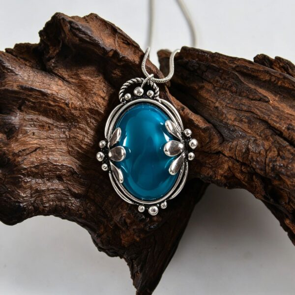 oly-7f00db32c918f4d3bc1b4b2e243796eb Wholesale Retro Leaf Blue Gemstone Pendant Necklace Trendy Jewelry Accessory For Gift Boutique