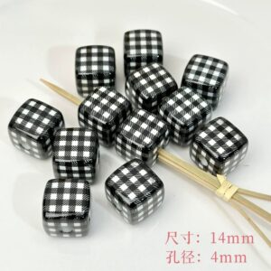 08-black plaid square / The size is about 14mm, the hole diameter is about 4mm (sold by piece)