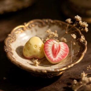 Mini half-cut fruit-yellow strawberry