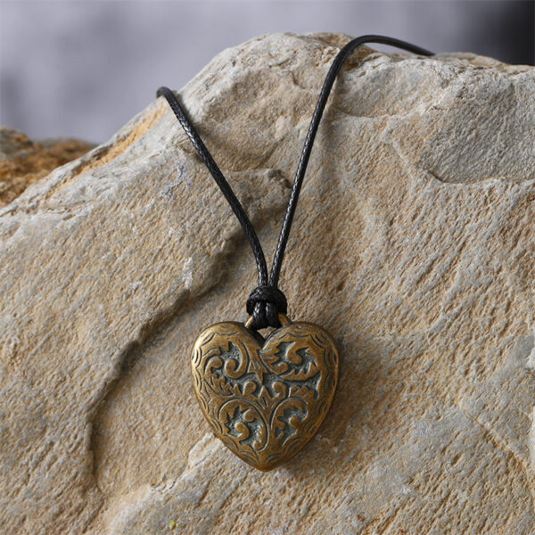 oly-8cb17cafd8519f4c2ea3c956690c9f4e Wholesale Vintage Chinese Heart Pendant Necklace Antique Gold Zinc Alloy Vine Pattern Wax Rope Collarbone Chain Fashion Jewelry Accessory