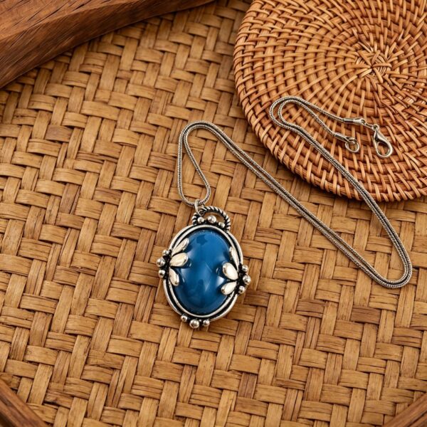 oly-8ef8c07cd97835b1e3d4753f8f558813 Wholesale Retro Leaf Blue Gemstone Pendant Necklace Trendy Jewelry Accessory For Gift Boutique
