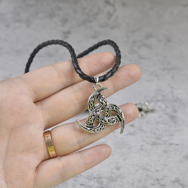 Wholesale Antique Silver Triangle Pendant Necklace Hip Hop Nordic Fashion Jewelry Accessory For Boutique Resale