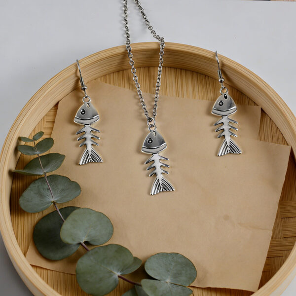 Wholesale Electroplated Zinc Alloy Gothic Skull Earrings Necklace Set Animal Fish Bone Pendant Trendy Jewelry Accessory