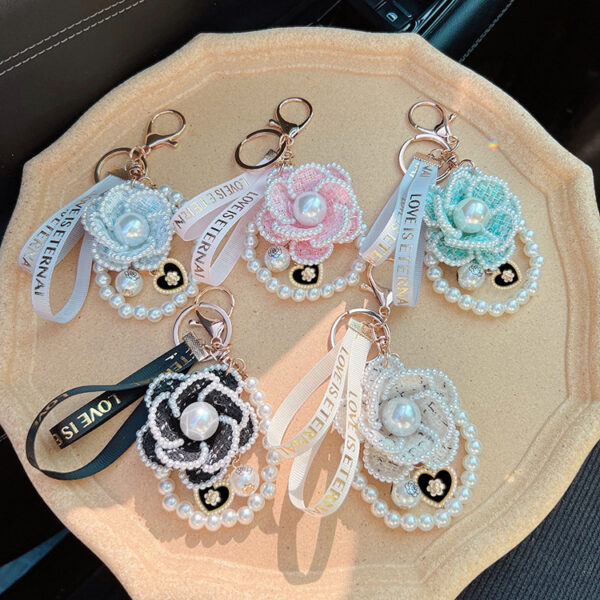 Wholesale Trendy Metal Camellia Keychain Bag Charm With Pearl Elements Black Color Fashion Accessory For Gift Boutique Resale