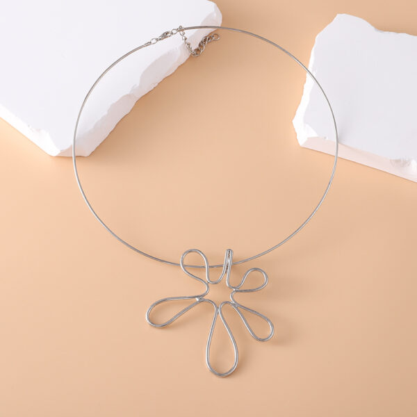 oly-abca3d8ace1716828181771587c4e454 Wholesale Trendy Zinc Alloy Hollow Flower Necklace Collar Retro Antique Silver Jewelry Accessory For Everyday And Boutique Resale
